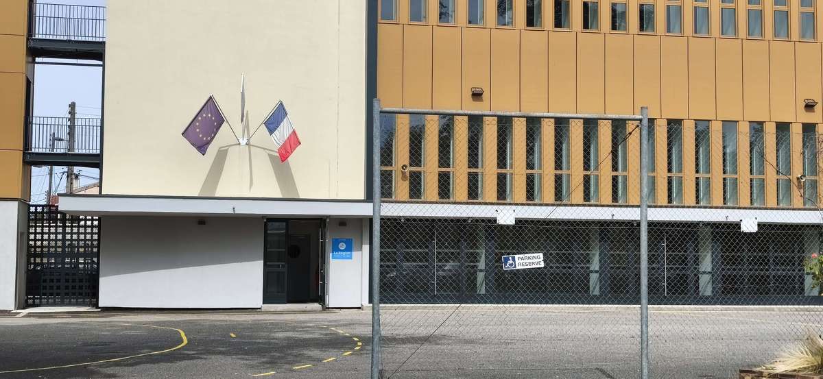 Gymnase et amphith��tre
 - 
